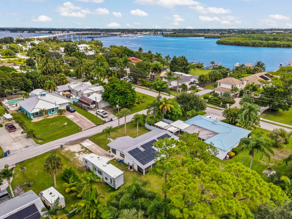 Под контрактом: $400,000 (3 спален, 2 ванн, 1224 Квадратных фут)