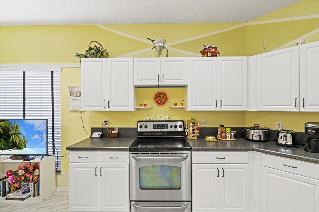 Active With Contract: $295,000 (3 beds, 2 baths, 1547 Square Feet)