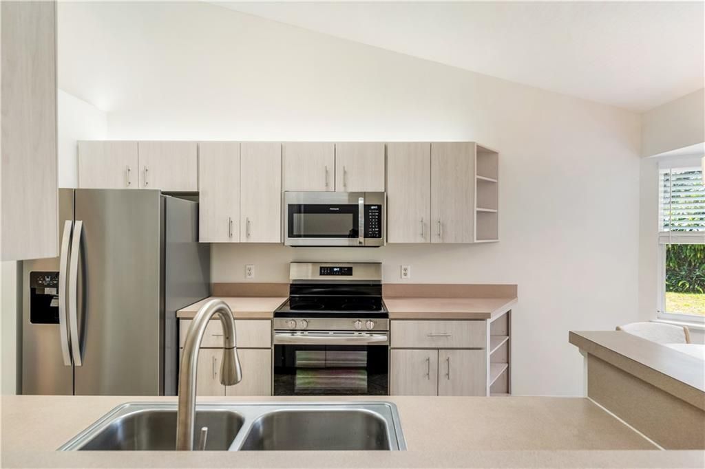 合同活跃: $375,000 (3 贝兹, 2 浴室, 1571 平方英尺)