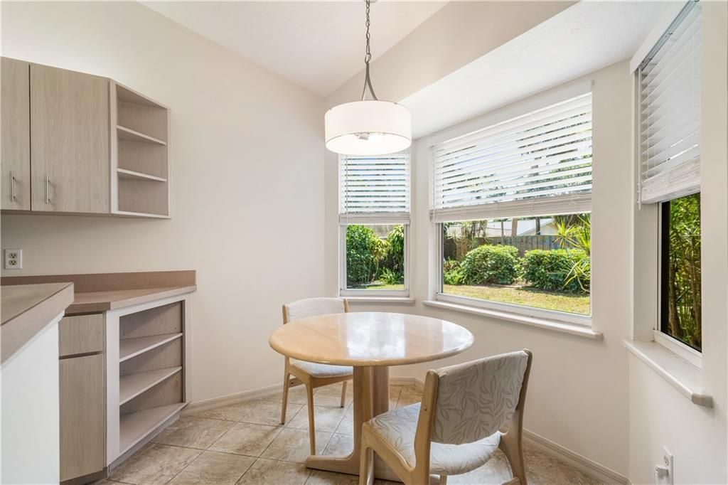 合同活跃: $375,000 (3 贝兹, 2 浴室, 1571 平方英尺)