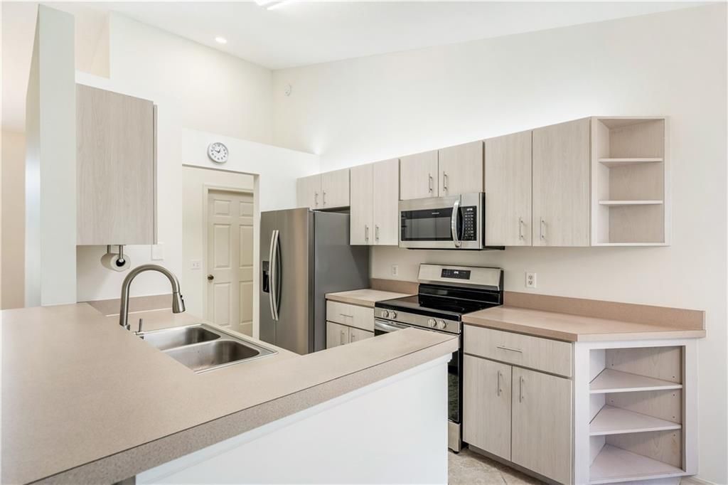 合同活跃: $375,000 (3 贝兹, 2 浴室, 1571 平方英尺)