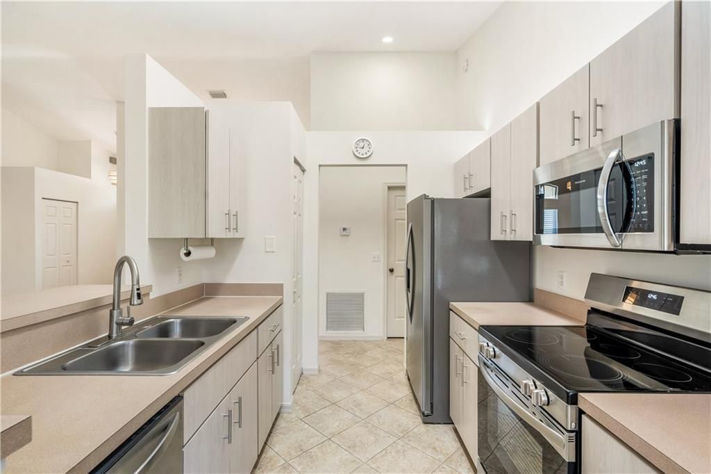 合同活跃: $375,000 (3 贝兹, 2 浴室, 1571 平方英尺)