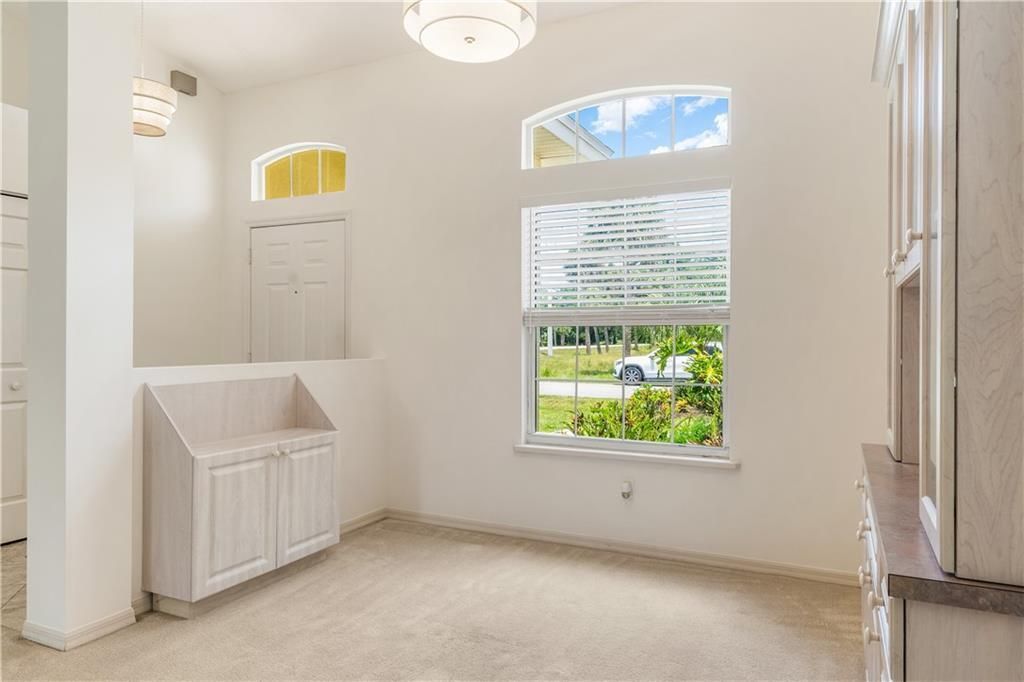 合同活跃: $375,000 (3 贝兹, 2 浴室, 1571 平方英尺)