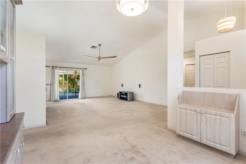 合同活跃: $375,000 (3 贝兹, 2 浴室, 1571 平方英尺)