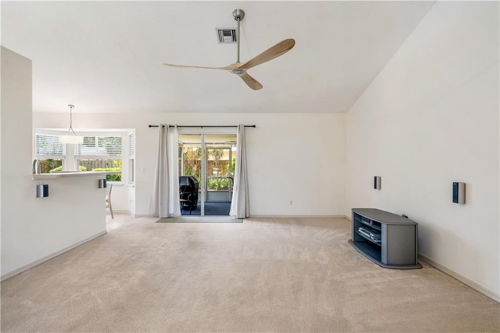 合同活跃: $375,000 (3 贝兹, 2 浴室, 1571 平方英尺)