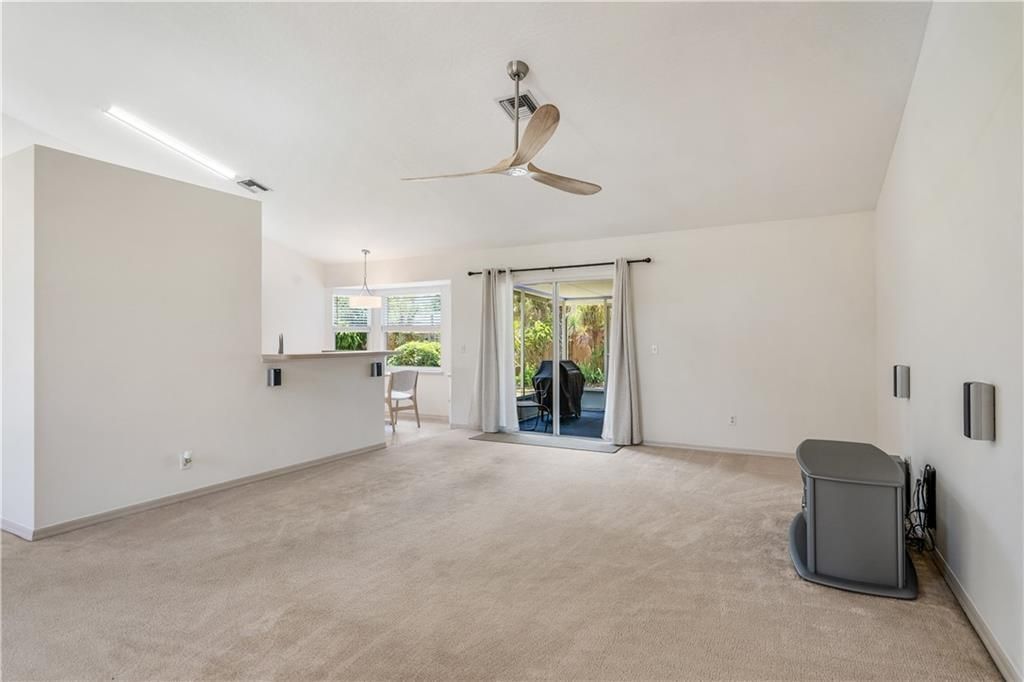 合同活跃: $375,000 (3 贝兹, 2 浴室, 1571 平方英尺)