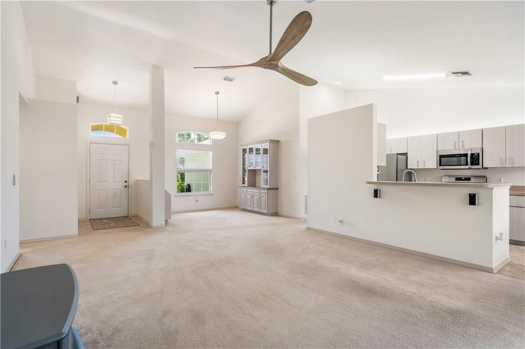 合同活跃: $375,000 (3 贝兹, 2 浴室, 1571 平方英尺)