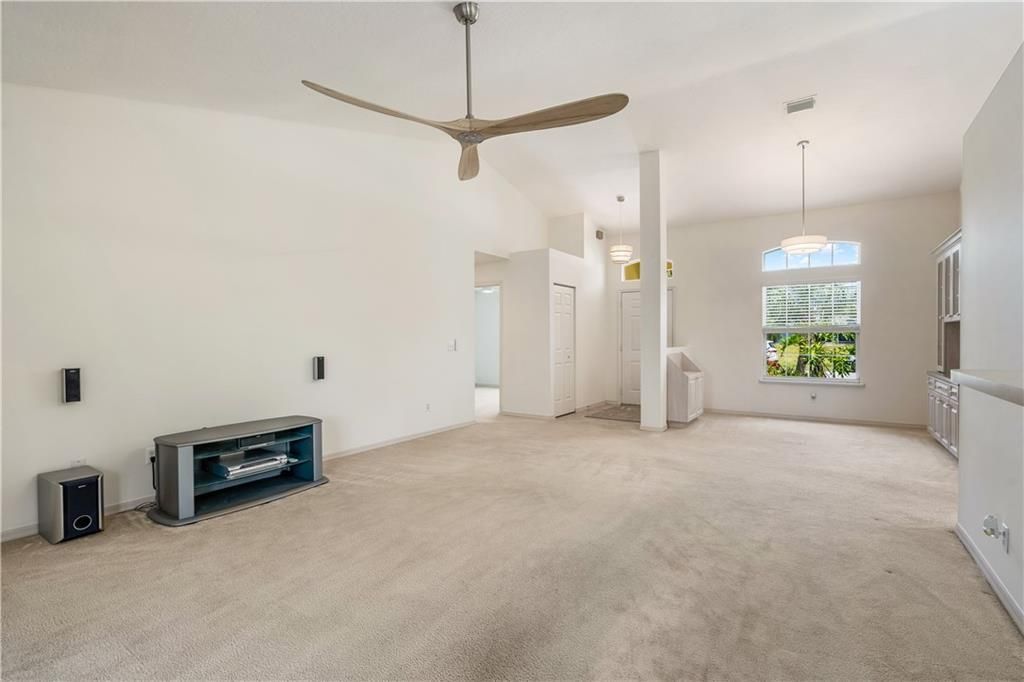 合同活跃: $375,000 (3 贝兹, 2 浴室, 1571 平方英尺)