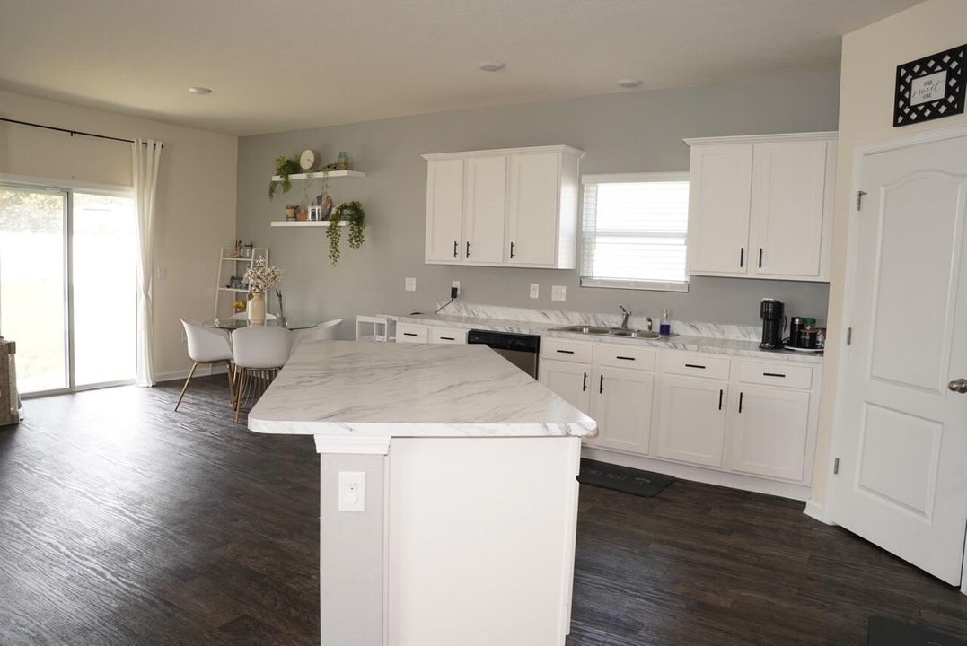 В аренду: $2,600 (4 спален, 2 ванн, 2165 Квадратных фут)