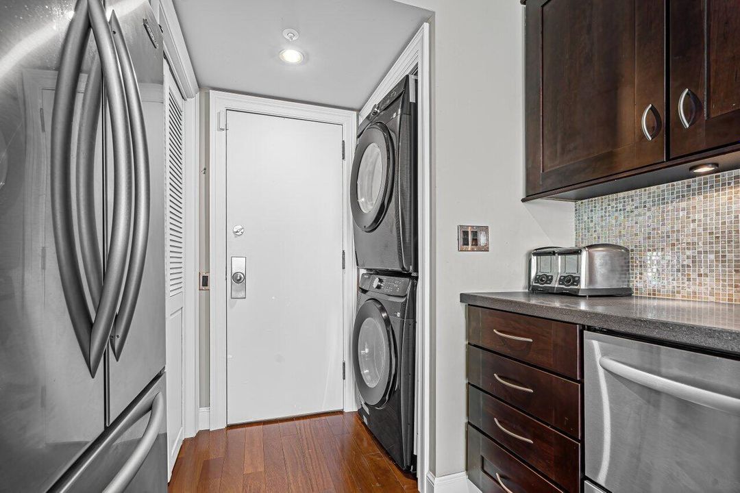 合同活跃: $2,050,000 (2 贝兹, 2 浴室, 1526 平方英尺)