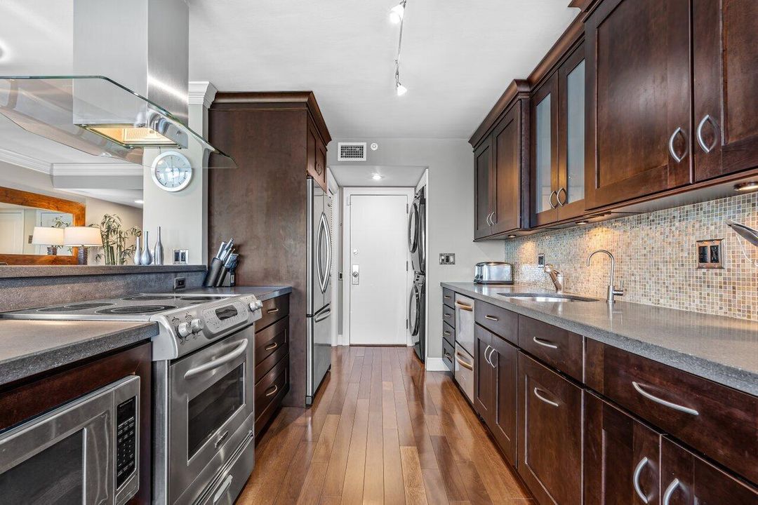 合同活跃: $2,050,000 (2 贝兹, 2 浴室, 1526 平方英尺)