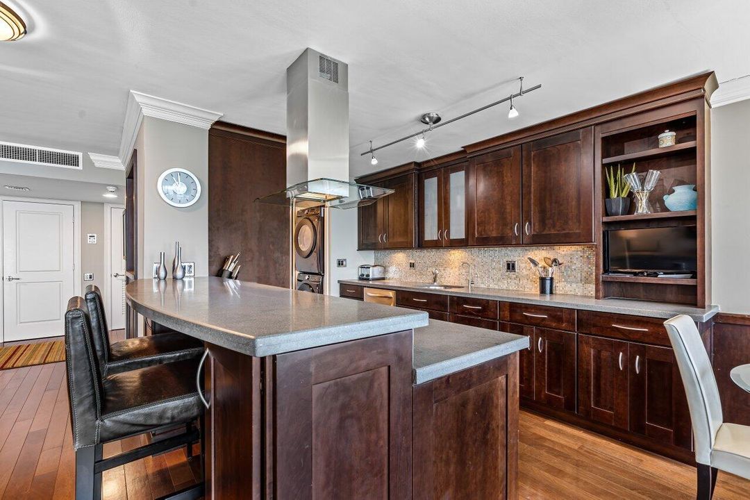 合同活跃: $2,050,000 (2 贝兹, 2 浴室, 1526 平方英尺)