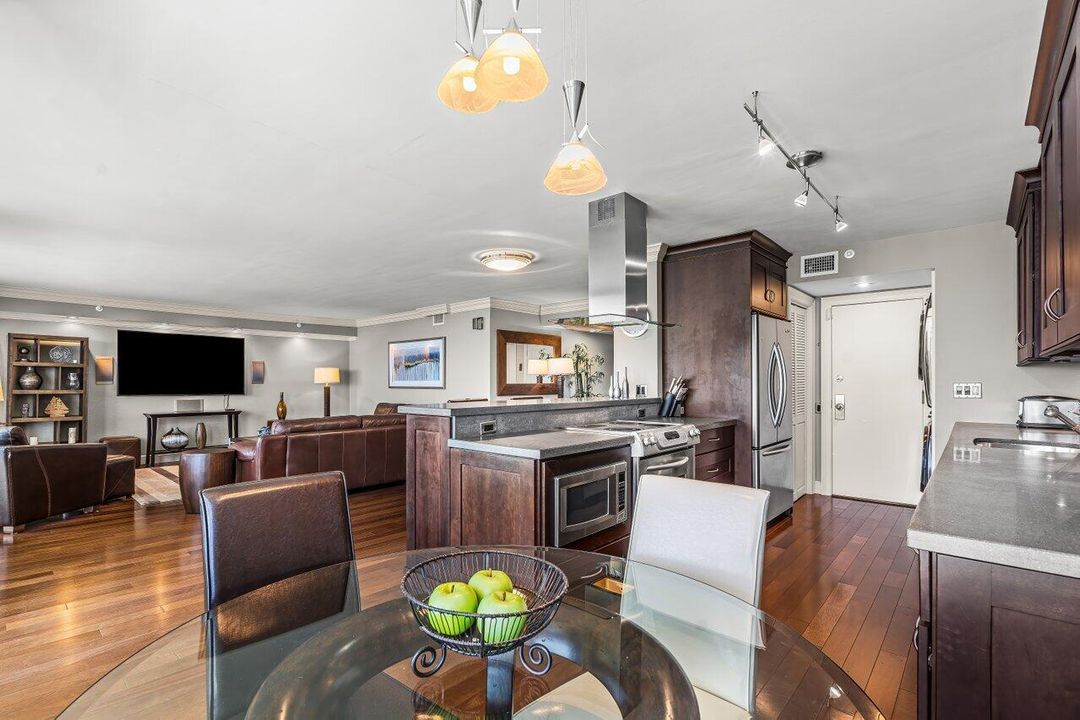 合同活跃: $2,050,000 (2 贝兹, 2 浴室, 1526 平方英尺)