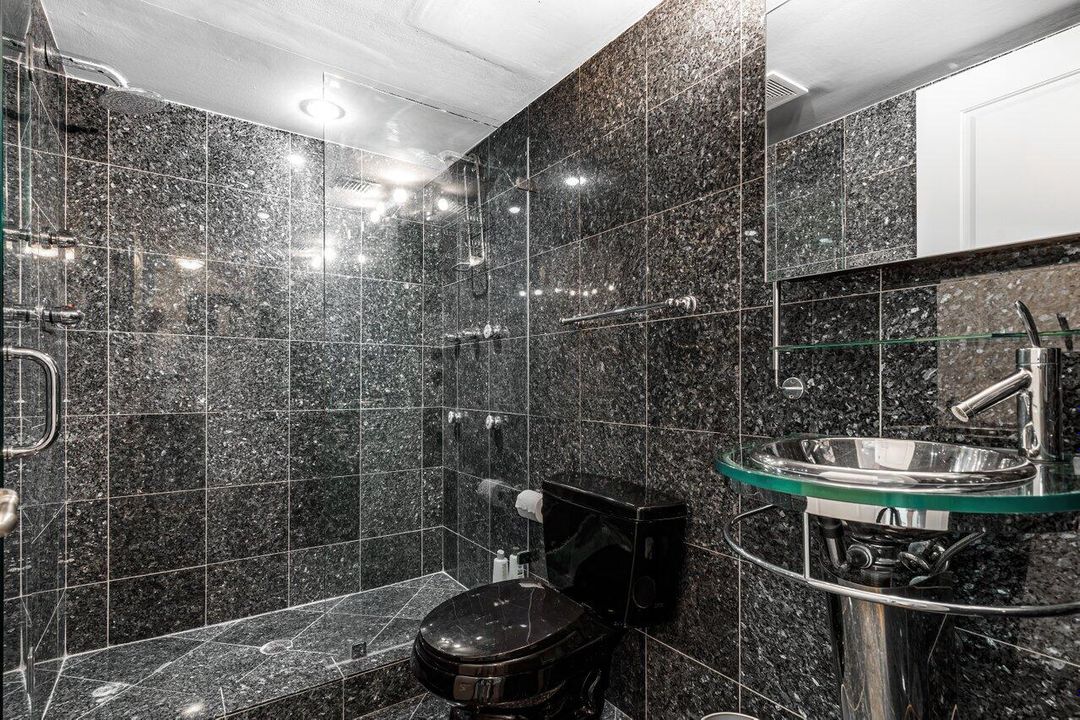 合同活跃: $2,050,000 (2 贝兹, 2 浴室, 1526 平方英尺)