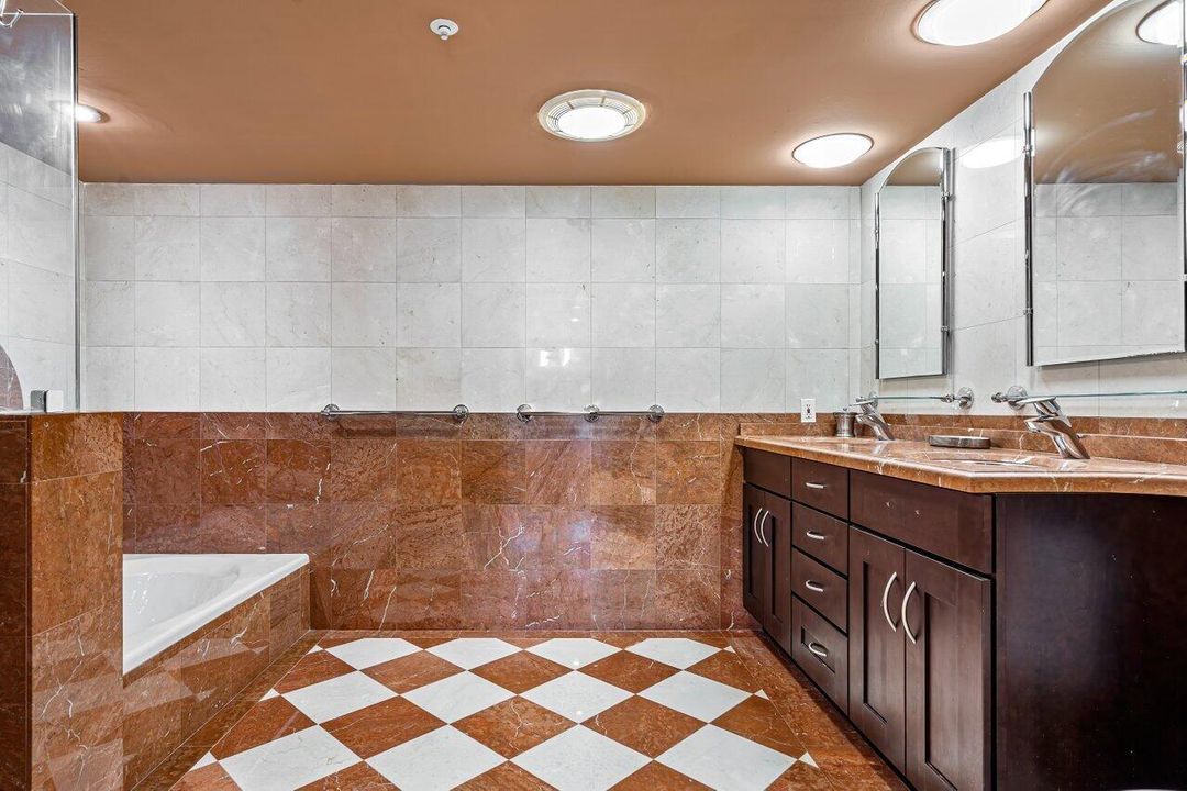 合同活跃: $2,050,000 (2 贝兹, 2 浴室, 1526 平方英尺)