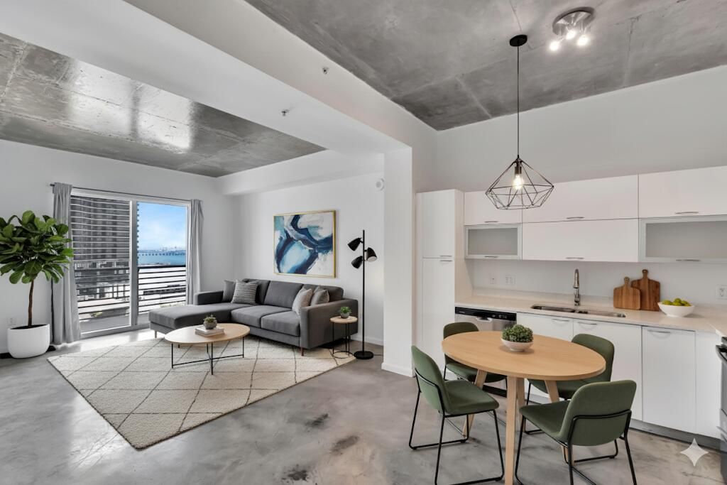 For Sale: $275,000 (1 beds, 1 baths, 738 Square Feet)