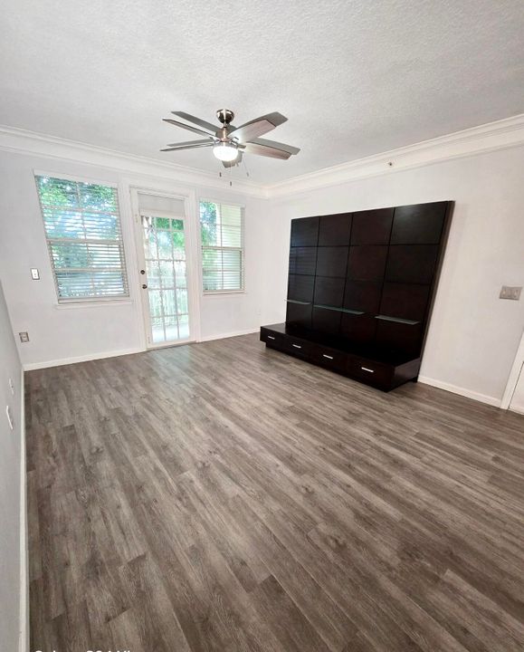 For Sale: $229,000 (1 beds, 1 baths, 820 Square Feet)