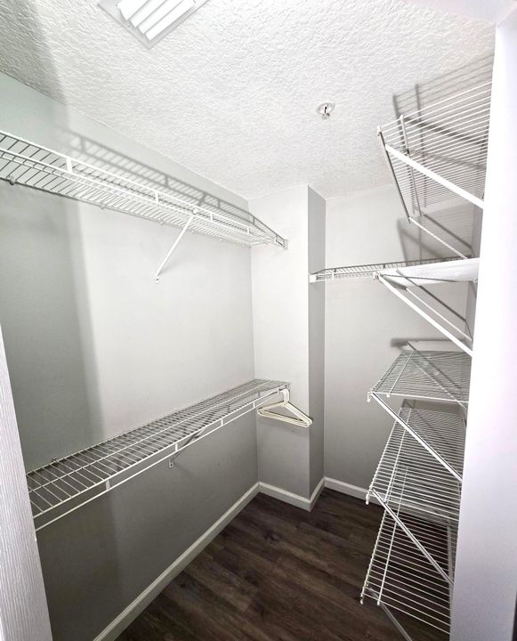 For Sale: $229,000 (1 beds, 1 baths, 820 Square Feet)