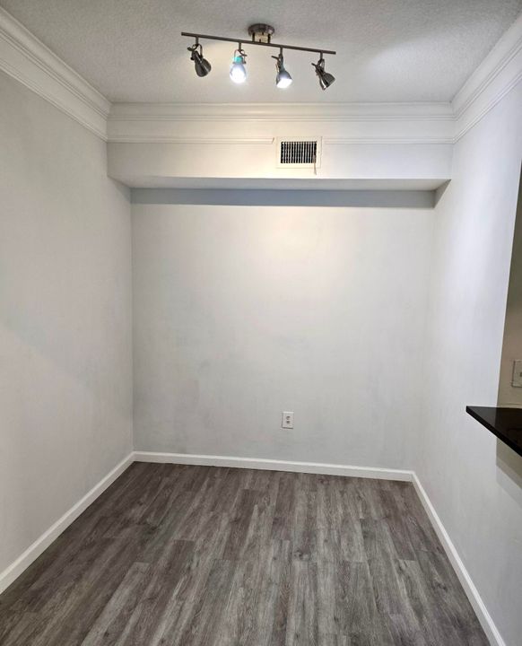 For Sale: $229,000 (1 beds, 1 baths, 820 Square Feet)