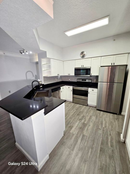 For Sale: $229,000 (1 beds, 1 baths, 820 Square Feet)