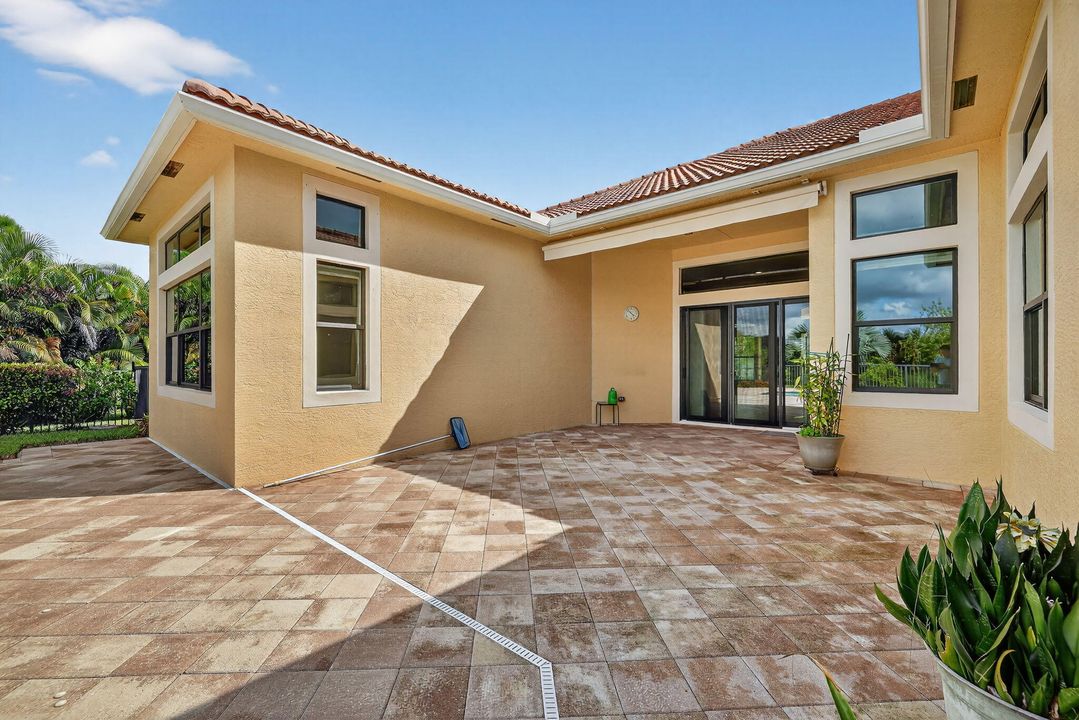 For Sale: $1,325,000 (4 beds, 4 baths, 3523 Square Feet)