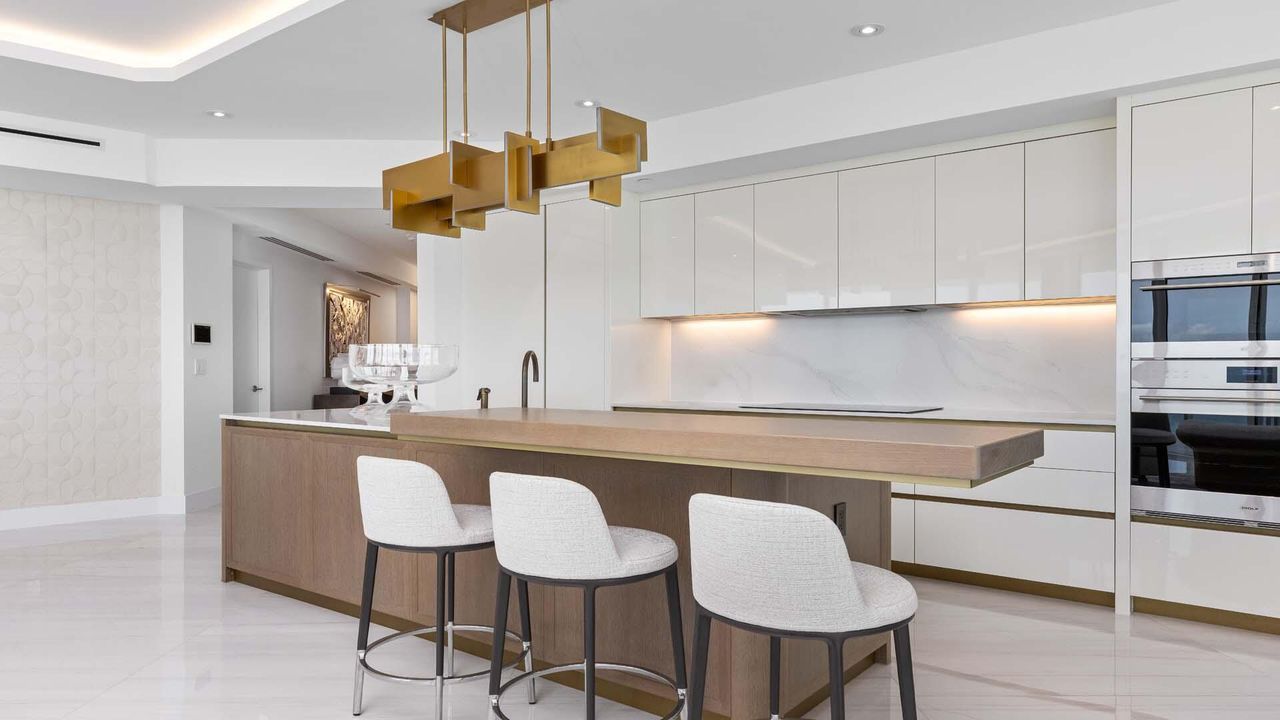 For Sale: $5,575,000 (2 beds, 2 baths, 2031 Square Feet)