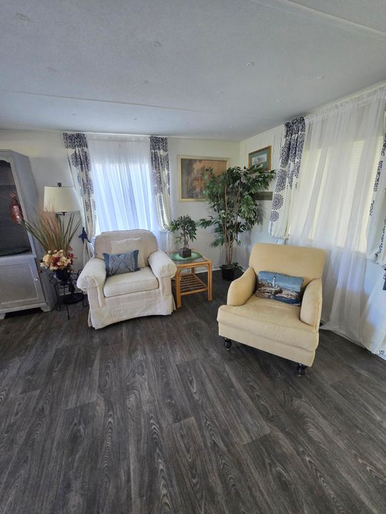 For Sale: $189,000 (3 beds, 2 baths, 960 Square Feet)