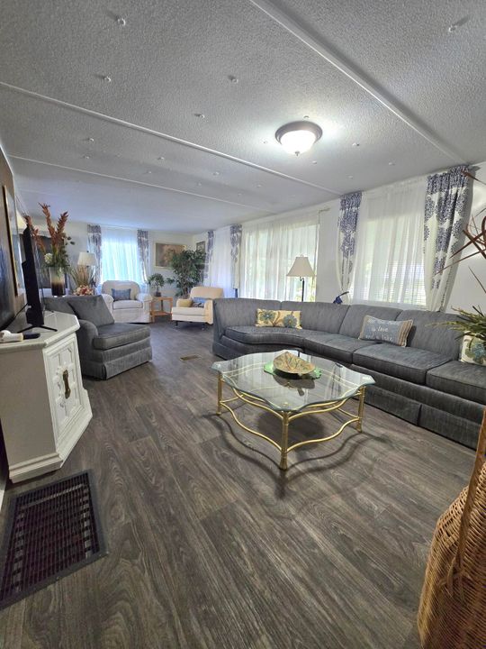 For Sale: $189,000 (3 beds, 2 baths, 960 Square Feet)