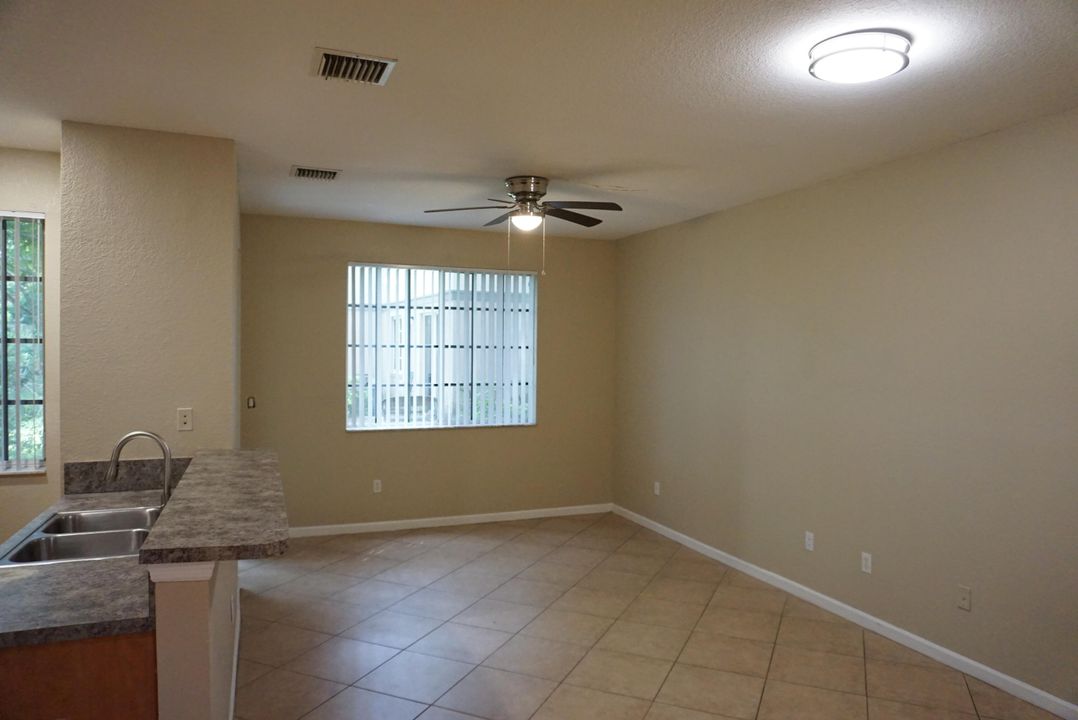 Active With Contract: $2,100 (3 beds, 3 baths, 1394 Square Feet)