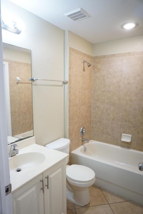 Active With Contract: $2,100 (3 beds, 3 baths, 1394 Square Feet)