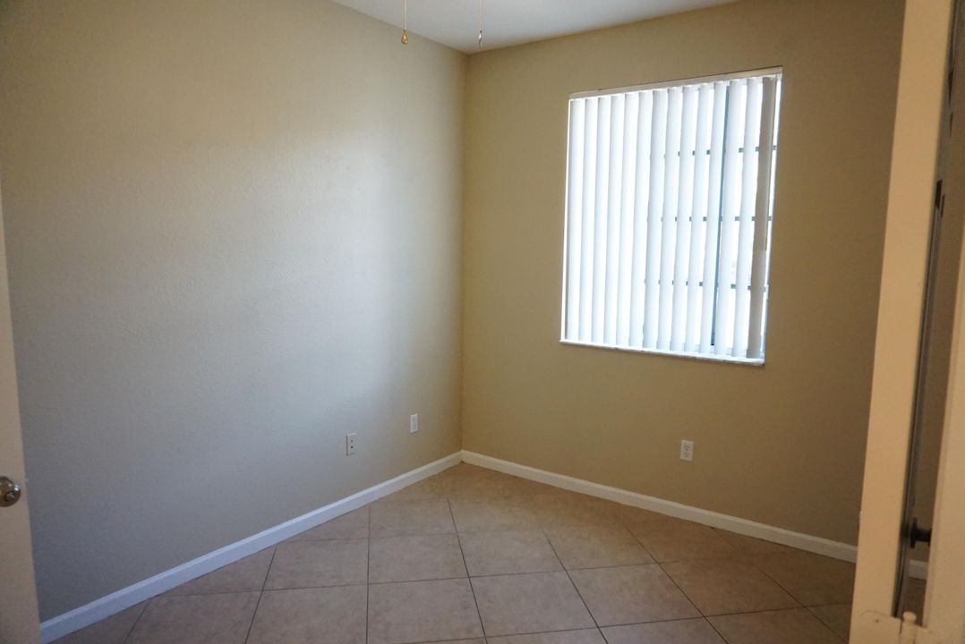 Active With Contract: $2,100 (3 beds, 3 baths, 1394 Square Feet)