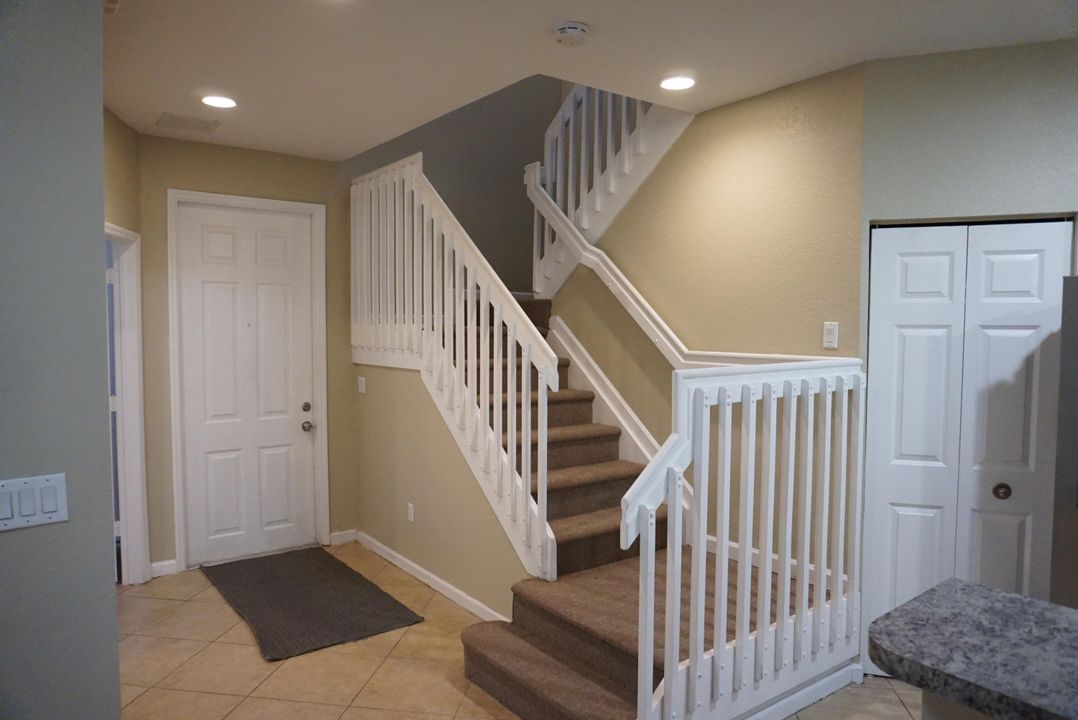 Active With Contract: $2,100 (3 beds, 3 baths, 1394 Square Feet)