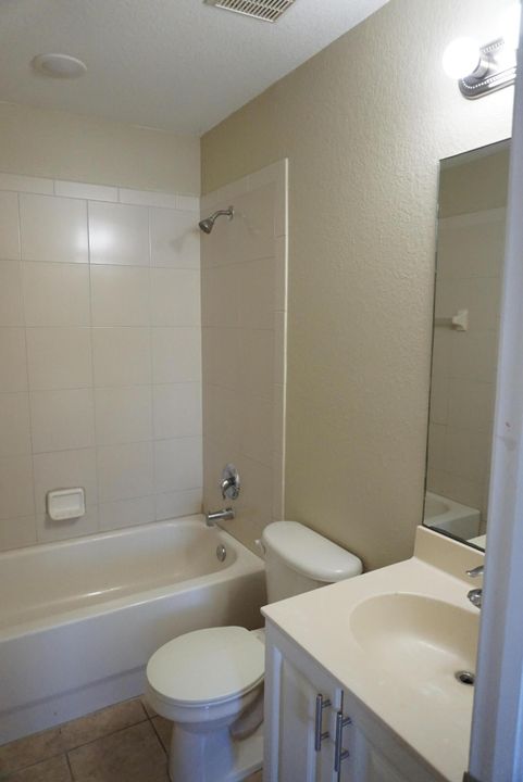 Active With Contract: $2,100 (3 beds, 3 baths, 1394 Square Feet)