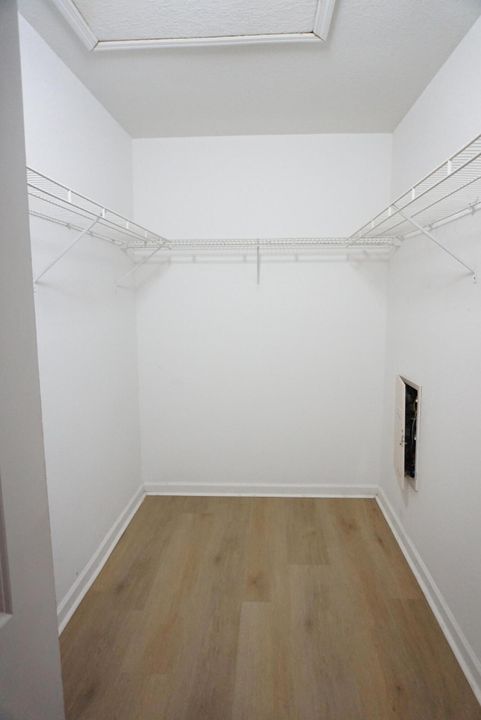 Active With Contract: $2,100 (3 beds, 3 baths, 1394 Square Feet)