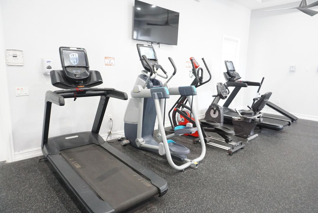 Active With Contract: $2,100 (3 beds, 3 baths, 1394 Square Feet)