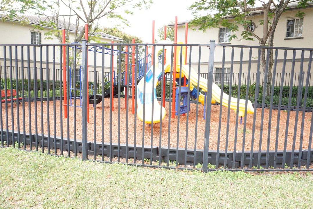 Active With Contract: $2,100 (3 beds, 3 baths, 1394 Square Feet)