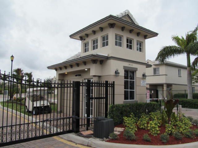 Active With Contract: $2,100 (3 beds, 3 baths, 1394 Square Feet)