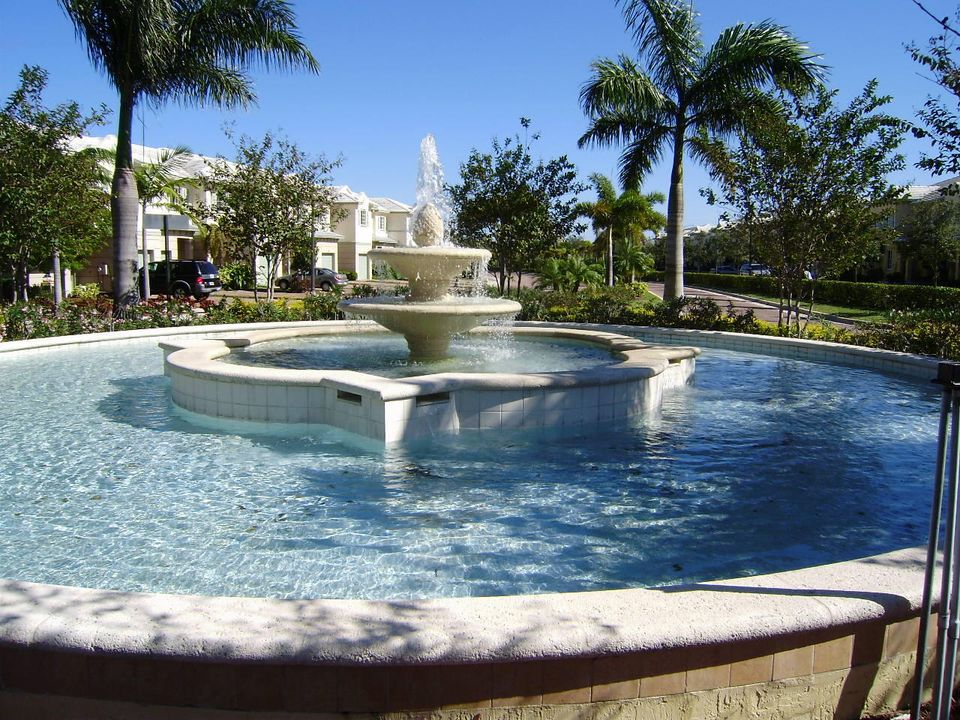 Active With Contract: $2,100 (3 beds, 3 baths, 1394 Square Feet)