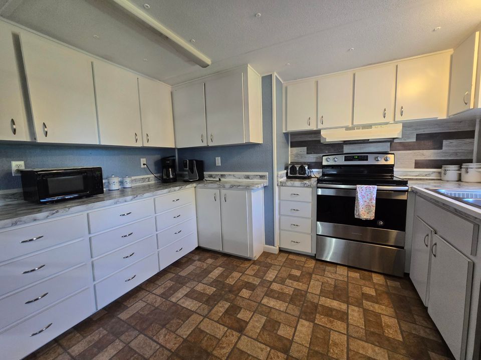 For Sale: $189,000 (3 beds, 2 baths, 960 Square Feet)