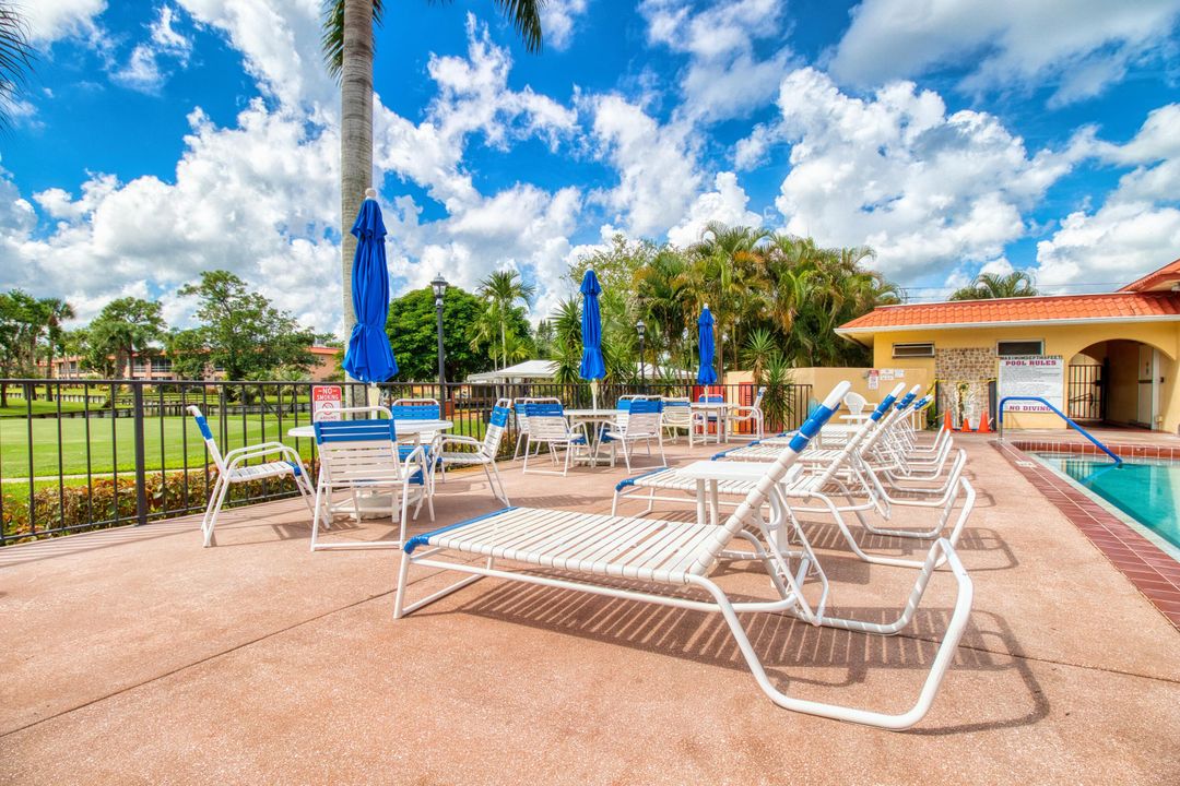 For Sale: $105,000 (2 beds, 2 baths, 894 Square Feet)