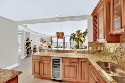 For Sale: $1,275,000 (2 beds, 2 baths, 1600 Square Feet)