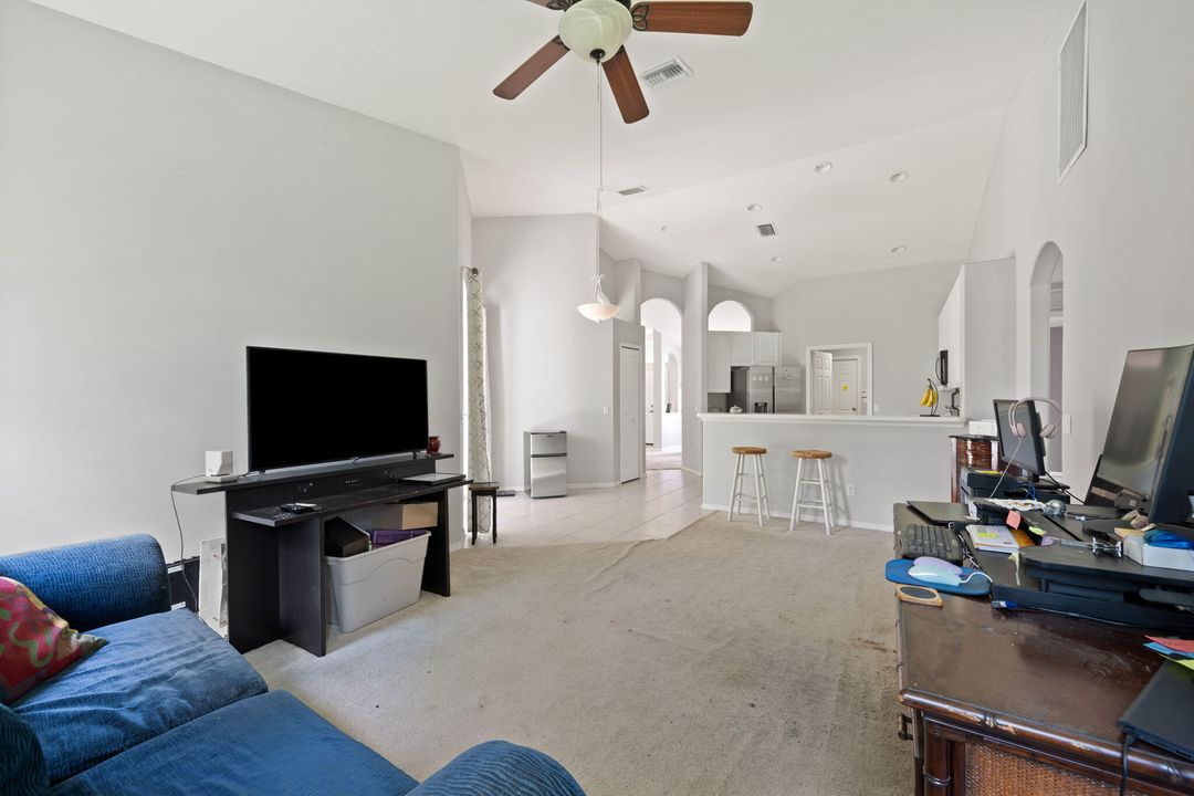 Activo con contrato: $344,000 (3 camas, 2 baños, 1781 Pies cuadrados)