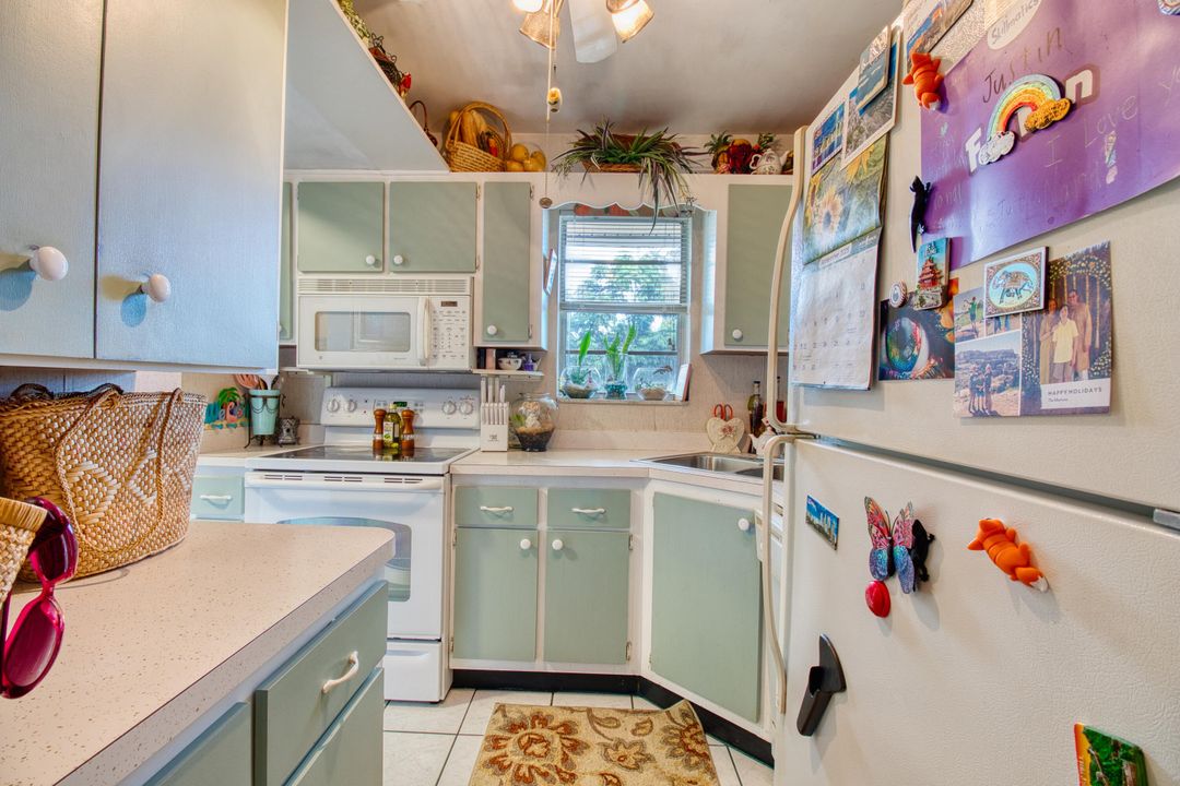 For Sale: $105,000 (2 beds, 2 baths, 894 Square Feet)