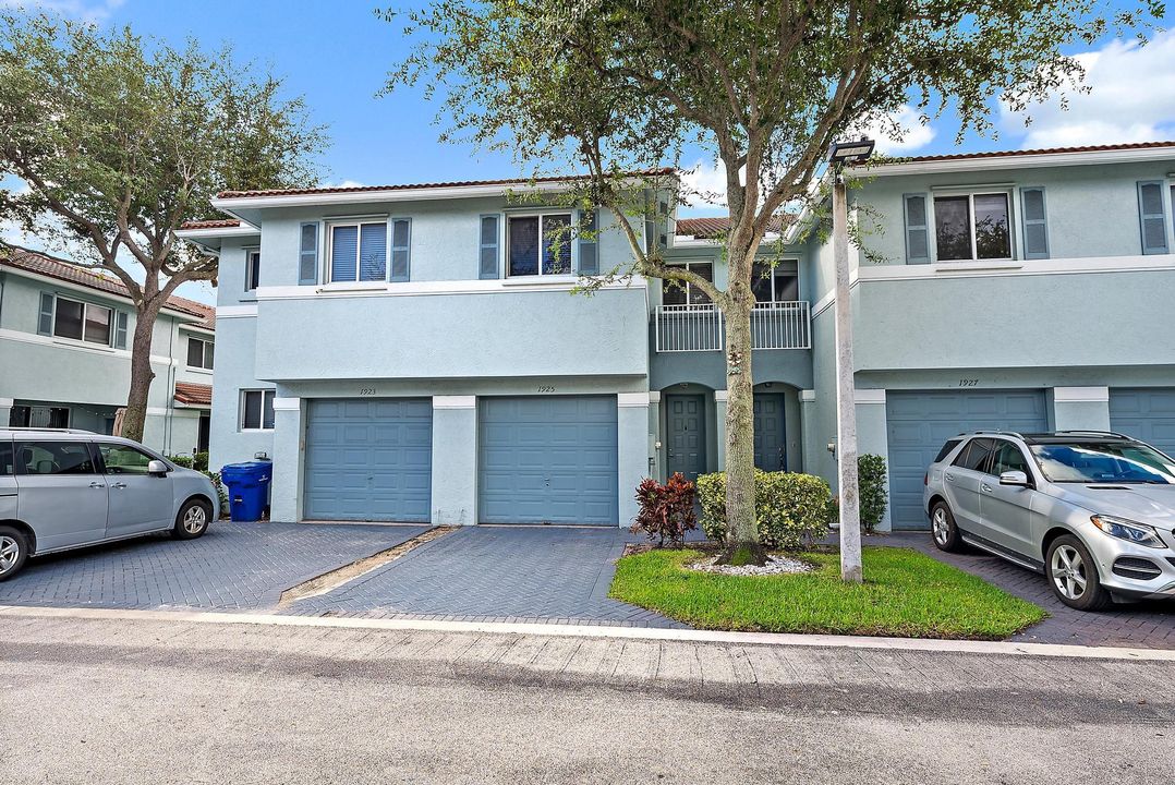 合同活跃: $2,200 (3 贝兹, 2 浴室, 1556 平方英尺)