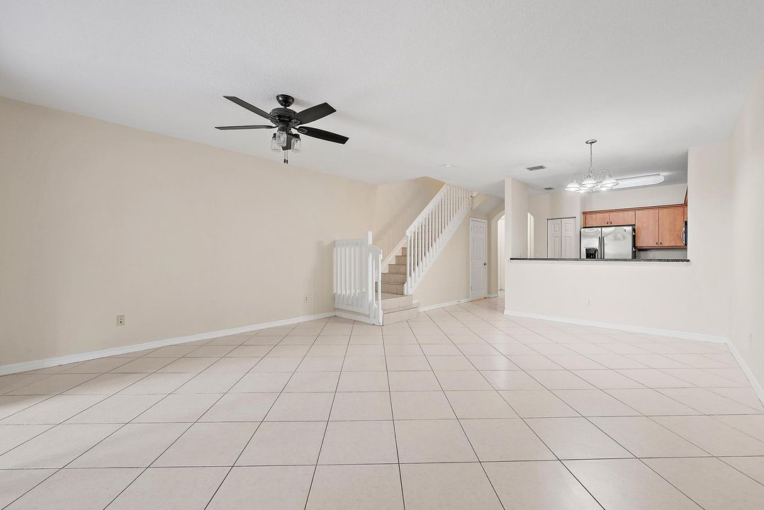 合同活跃: $2,200 (3 贝兹, 2 浴室, 1556 平方英尺)