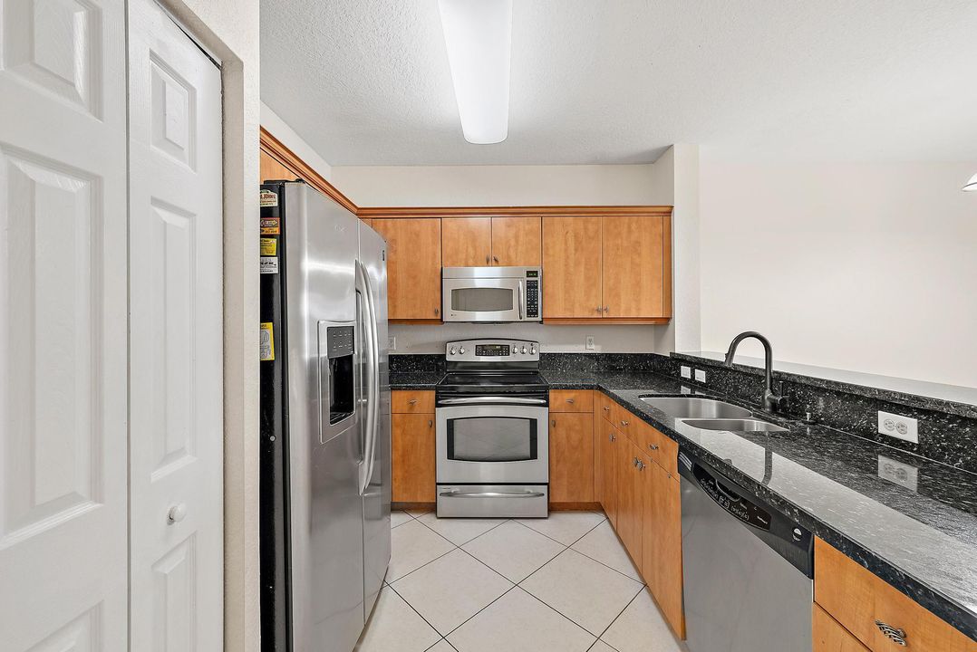 合同活跃: $2,200 (3 贝兹, 2 浴室, 1556 平方英尺)