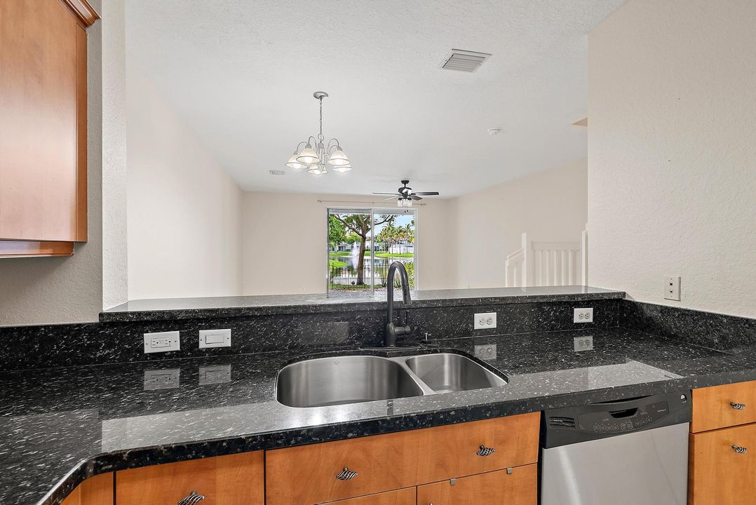 合同活跃: $2,200 (3 贝兹, 2 浴室, 1556 平方英尺)