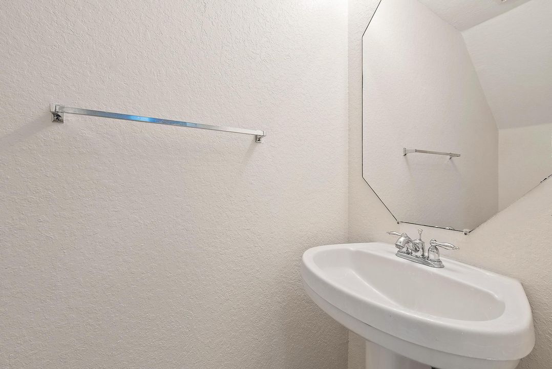 合同活跃: $2,200 (3 贝兹, 2 浴室, 1556 平方英尺)