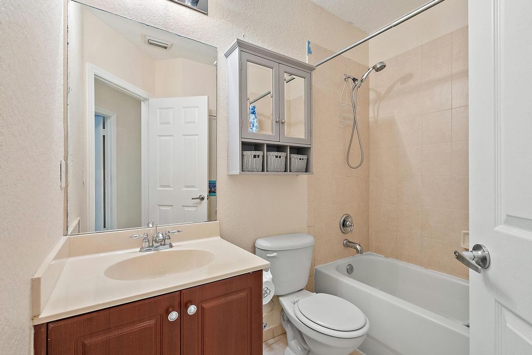 合同活跃: $2,200 (3 贝兹, 2 浴室, 1556 平方英尺)