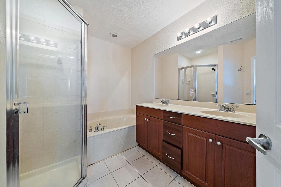 合同活跃: $2,200 (3 贝兹, 2 浴室, 1556 平方英尺)